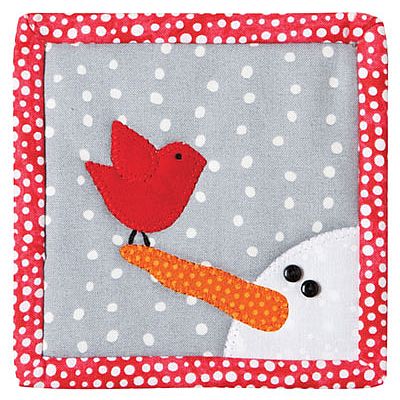 Brighten Gray Winter Days with This Placemat Set - Quilting Digest Quilted Potholder Pattern, Snowmen Ideas, Christmas Applique Patterns, Quilted Postcards, Tree Quilt Pattern, Snow Buddies, Quilting Applique, Christmas Quilting Projects, Winter Friends