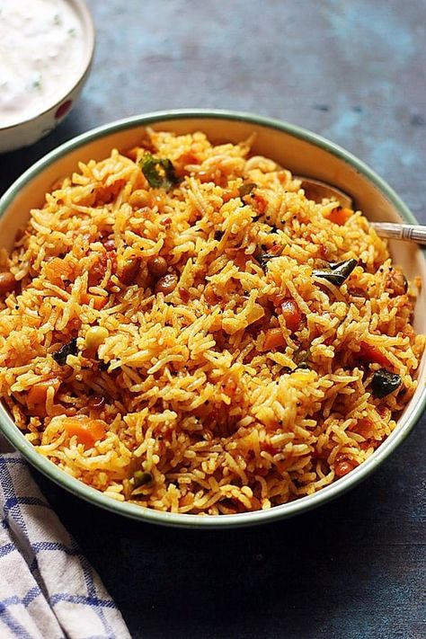 South Indian Food Recipes, Tamil Cuisine, Tomato Rice Recipe, Tamil Food, Rice Meals, Indian Cuisine Recipes, South Indian Style, Dinner Vegan, Tomato Rice