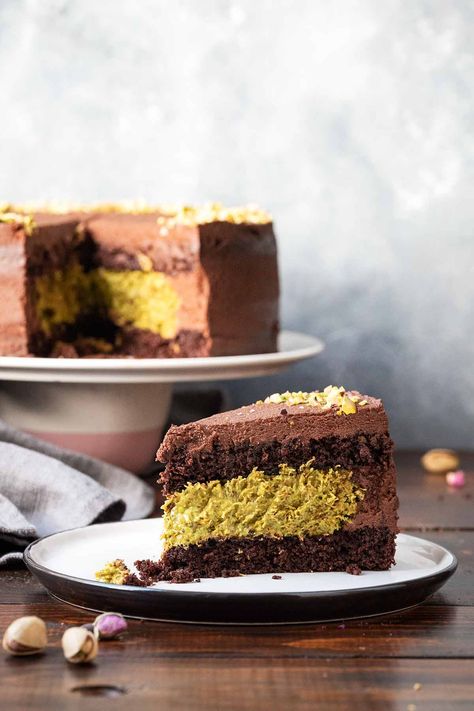 Dubai Chocolate Pistachio Cake Chocolate Pistachio Pie, Chocolate And Pistachio Desserts, Dubai Chocolate Cake Recipe, Chocolate And Pistachio Cake, Chocolate Pistachio Dessert, Pistachio And Chocolate Cake, Restaurant Desert Ideas, Sweet Tray Bake Recipes, Cake Recipes Pistachio