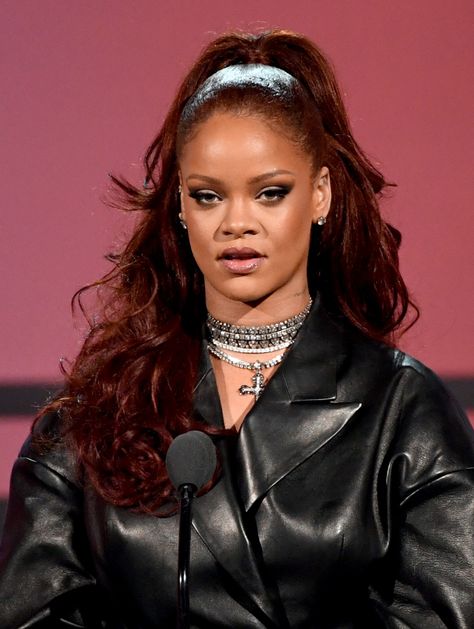 Rihanna Bet Awards, Rihanna Hair Color, Rihanna Hair, Rihanna Red Hair, Rihanna Pictures, Rihanna Hairstyles, Rihanna Looks, Wavy Ponytail, Neon Hair