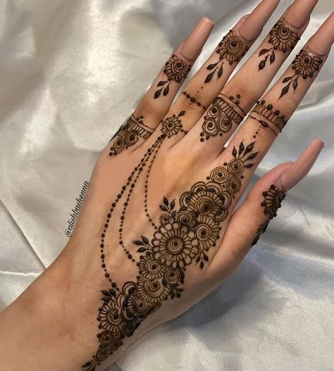 Slough Henna Artist on Instagram: “Reposted from @alishbashenna Henna cones available on my Etsy shop (link in bio). •simplessss Inspo: @themehndigirl #hennatattoo…” Henna Hand Simple, Henna Model, Henna Main, Aesthetic Mehendi, Henna Designs Back, Henna Flower Designs, Cute Henna Designs, Henna Style Tattoos, Jagua Henna