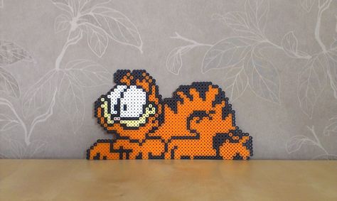 Garfield in perler beads by RavenTezea on deviantart Perler Bead Patterns Garfield, Diy Garfield Crafts, Garfield Perler Bead Patterns, Garfield Perler Beads, Garfield Pixel Art, Garfield Perler, Pixel Beads, Easy Perler Beads Ideas, Beads Patterns