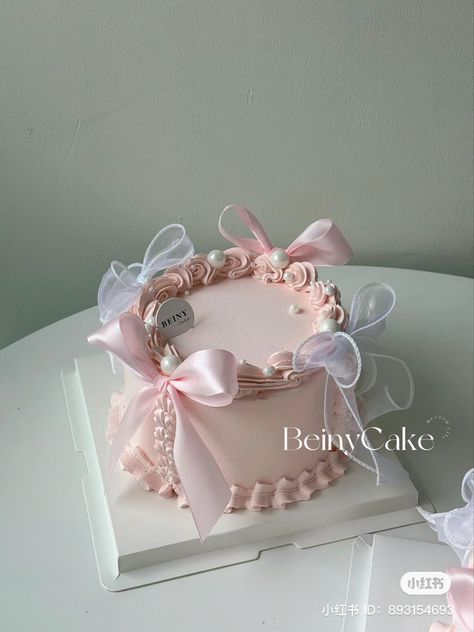 Easy Aesthetic Cake, Cute Pink Cakes Birthdays, Pink Cake Aesthetic, Kue Disney, Trend Cake, Barbie Themed Cake, Graduation Sugar Cookies, Rhubarb Custard Pie, Coquette Cake