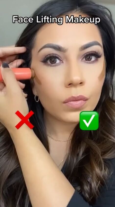 This is a guide on an easy face lift makeup hack. Learn how to lift your face with makeup in this quick post. Highlight And Bronzer Guide, Simple Face Contouring, Counturing Face Lift, Contour For Face Lift, Contour To Lift Face, Contour For Lifted Face, Make Up To Make Face Slimmer, Facelift With Makeup, How To Use Highlighter On Face