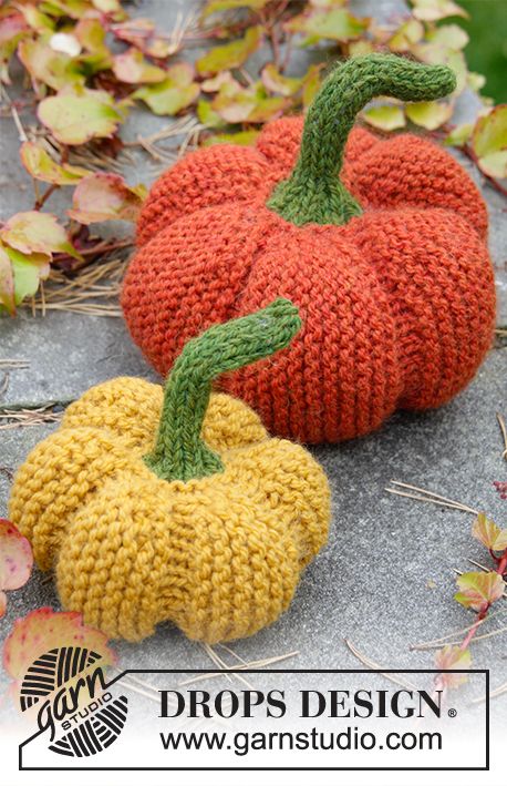 Free Pattern Knitted Pumpkins, Halloween Knitting Patterns, Halloween Knitting, Crochet Pour Halloween, Magazine Drops, Holiday Knits, Fall Knitting, Crochet Pumpkin, Knitted Flowers