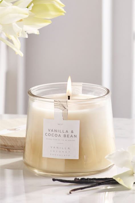 Aesthetic Candle, Bath & Body Works, Vanilla Scented Candles, Candles Photography, Vanilla Candle, Cute Candles, Aesthetic Candles, Candle Aesthetic, Candle Packaging