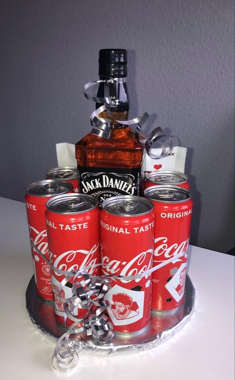 18th Birthday Present Ideas, Diy Mother's Day Gift Basket, Jack Daniels Gifts, Happy Birthday Crafts, 16 Birthday Presents, Gift Card Bouquet, 30th Birthday Themes, Birthday Presents For Friends, Homecoming Proposal Ideas For Guys