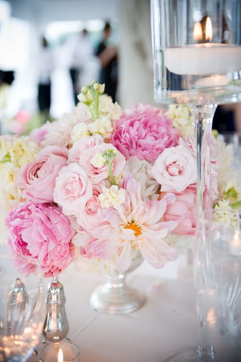 Gold Wedding Decorations Centerpieces, Dahlia Centerpiece Wedding, Peonies Wedding Table, Pink Peony Centerpiece, Peonies Wedding Centerpieces, Peonies Wedding Decoration, Rose Centerpieces Wedding, Rose Gold Wedding Decor, Peonies Centerpiece