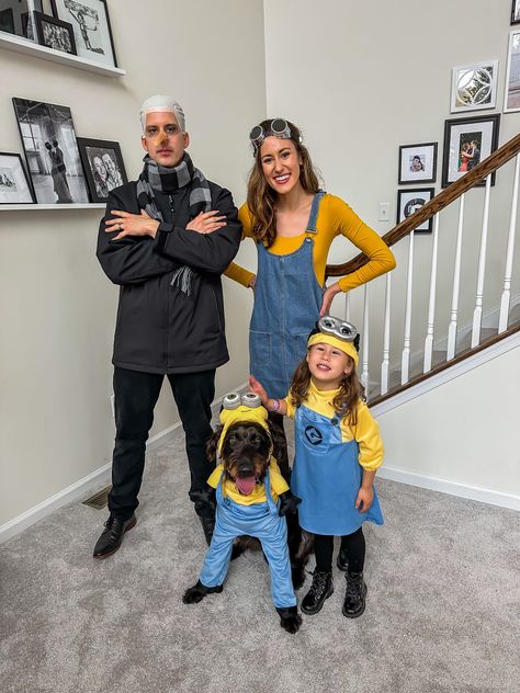 Family Halloween Costume Idea: THE MINIONS Minon Costume Diy Halloween, Family Halloween Costumes For 3 And Dog, Toddler Minion Costume Diy, Despicable Me Costume Family, Halloween Minion Costume, Minion Family Halloween Costumes, Father Daughter Costumes, Family Minion Halloween Costumes, Minion Family Costume