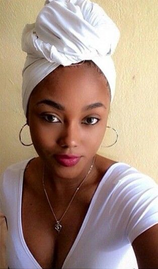 I wish I could find an all white  head wrap like this.                                                                                                                                                                                 More White Turban, Head Wrap Styles, White Head, Afrikaanse Mode, African Head Wraps, Head Wrap Scarf, Hair Wraps, American Woman, African Beauty