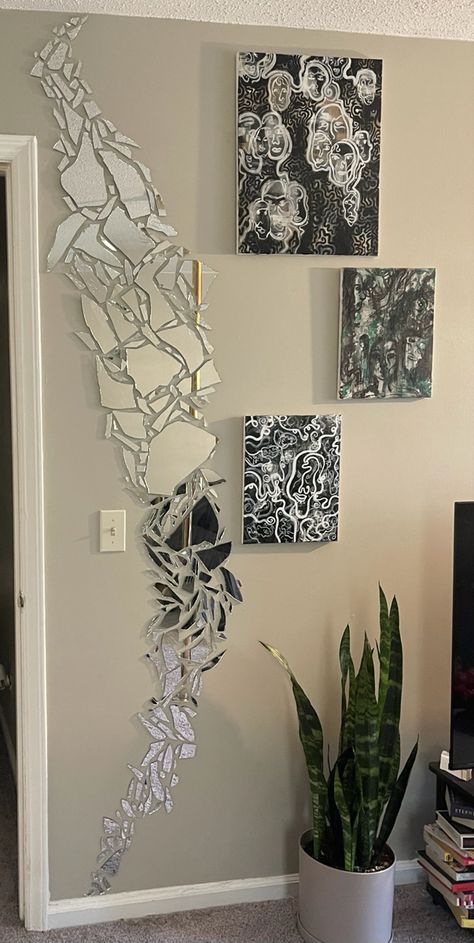 Broken Mirror Ideas, Broken Mirror Projects, Broken Mirror Diy, Wall Mirror Ideas, Spiegel Diy, Broken Glass Crafts, Trendy Mirrors, Mirror Crafts, Broken Mirror