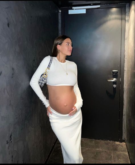 Spain Outfit, Stylish Maternity Outfits, Stylish Maternity, Pregnancy Outfits, Crop Top Outfits, Pregnancy Workout, Pregnancy Shoot, Maternity Fashion, Two Piece Outfit