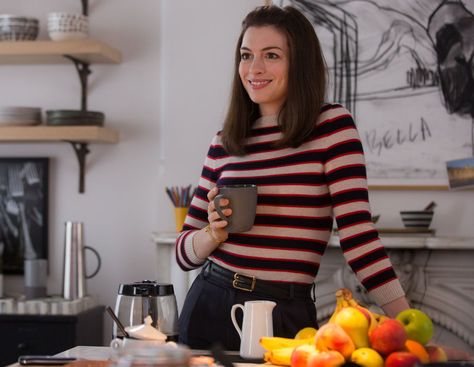 Anne Hathaway's role as a sleek #girlboss style in The Intern has made a fashion impact. The Intern Movie, Anne Hathaway Style, The Intern, Look Office, Movie Fashion, Anne Hathaway, Gossip Girl, Role Models, A Coffee