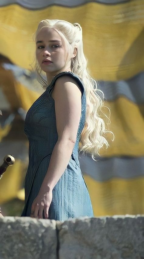 Daenerys Targaryen Dress, Emilia Clarke Daenerys Targaryen, Targaryen Aesthetic, Alt Girls, Gra O Tron, Games Of Thrones, Mother Of Dragons, Wing Chun, Emilia Clarke