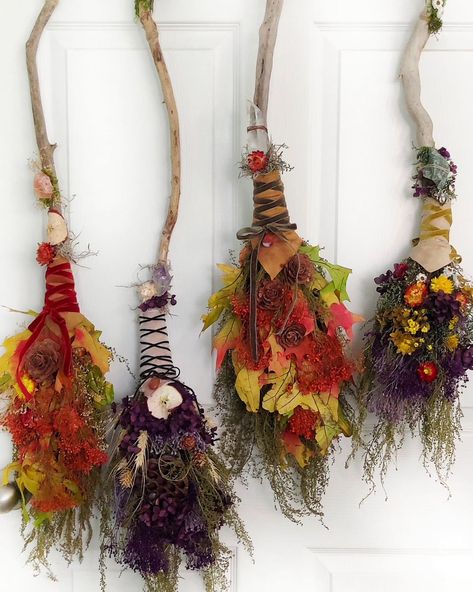 🧹🧹🧹All the brooms!!!✨✨✨ Dried Flower Witches Broom, Dried Flower Broom, Diy Broomstick Witch Broom, Halloween Lanterns Diy, Witches Brooms, Lanterns Diy, Witches Broom, Mirror Car Accessories, Halloween Ghost Decorations