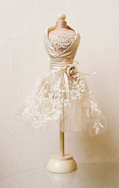 M a n n e q u i n                                                                                                                                                      Más Mini Dress Form, Raindrops And Roses, Tiny Dress, Miniature Dress, Mannequin Art, Dress Form Mannequin, Mannequin Dress, Paper Dress, Dress Forms