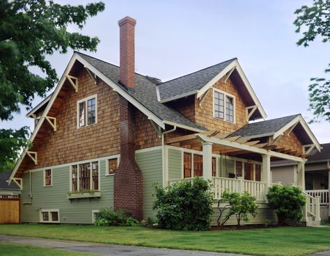 Pacific Northwest Architecture Craftsman Style House..not so much the color but the style Craftsman Bungalow Exterior, Craftsman House Designs, Cedar Shake Siding, Green Siding, Cedar Shake, Bungalow Exterior, Bungalow Homes, Craftsman Exterior, Craftsman Style House