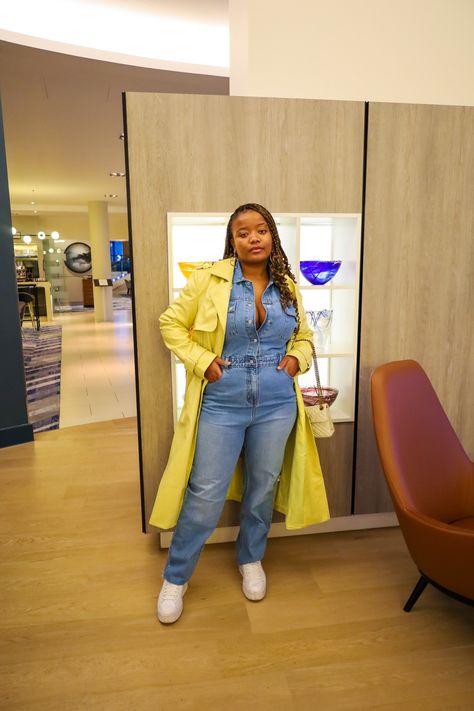 Denim jumpsuit with a trench coat. Denim Jumpsuit Outfit With Sneakers, Jumpsuit Outfit Sneakers, Jumpsuit Outfit With Sneakers, Jumpsuit With Sneakers, Denim Jumpsuit Outfit, Spring Denim, Classic Trench Coat, Jumpsuit Outfit, Denim Trends