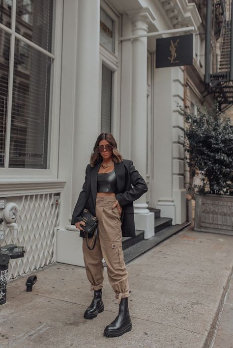 Mode Dope, Combat Boot Outfit, 2020 Street Style, Leather Crop Top, Black Turtleneck Sweater, Fringe Fashion, Street Style Blog, Looks Street Style, Festival Looks