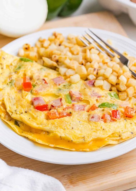 Learn to make the perfect, fluffy 3-egg western omelette made with ham, cheese, and sautéed veggies. Perfect for breakfast, brunch, lunch or a quick dinner! Cheese Omelette Recipe, Western Omelette, Easy Breakfast Burritos, Veggie Omelet, Sautéed Veggies, Breakfast Pie, Veggie Omelette, I Heart Naptime, Omelette Recipe