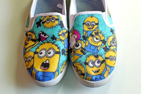 Minions Minion I Love You, Makeup Shirts, Minion Shoes, Punk Ideas, Despicable Me 2 Minions, Shoe Makeover, Disney Toms, Minions Love, Cute Minions