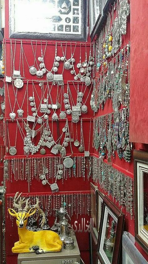 Omani traditional silver jewelry Artistic Doodles, Somali Culture, Cultural Fashion, Interactive Museum, Kuchi Jewelry, Silver Jewelry Accessories, Traditional Market, Traditional Culture, Birthday Jewelry