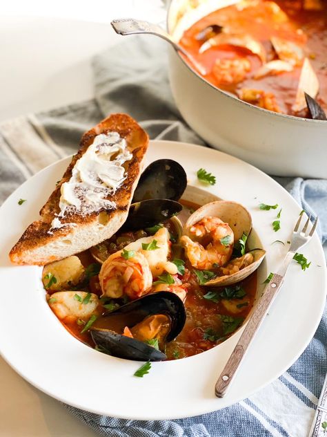 Italian Cioppino / Fisherman's Stew - DeSocio in the Kitchen Seafood Stew Cioppino, Fisherman Stew, Seafood Lasagna Recipes, Soup Seafood, Stew Dinner, Seafood Stew Recipes, Bbq Seafood, Seafood Lasagna, Seafood Risotto