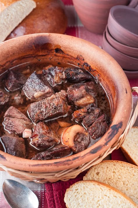 This Azores slow cooked pot roast (Alcatra) is a traditional dish from Terceira, an Island in the Azores. It's made with red wine, it's rich and full of flavour. Your house will smell amazing! Clay Pot Cooking, Portuguese Dishes, Beef And Potato Stew, Portuguese Cuisine, Crunch Bar, Portuguese Food, The Azores, Brazilian Food, Smell Amazing