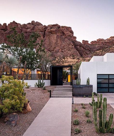 courtyard Desert Home Exterior, Modern Home Exterior Design, Modern Home Exterior, Desert Gardening, Small House Exterior, Joshua Tree House, Home Exterior Design, Degree Design, Modern Desert