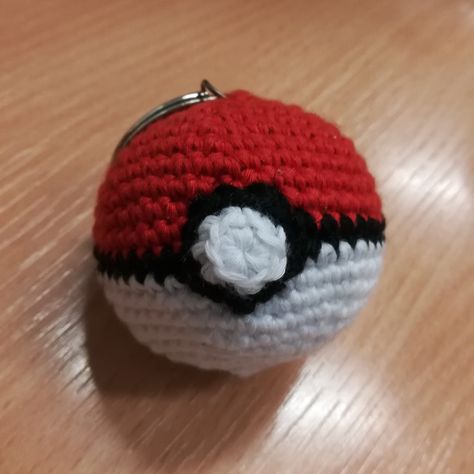 Pokeball Crochet Pattern, Diy Crochet Keychain, Pokeball Pattern, Pokémon Crochet, Coasters Pattern, Pikachu Crochet, Keychain Patterns, Red Keychain, Pokemon Crochet Pattern