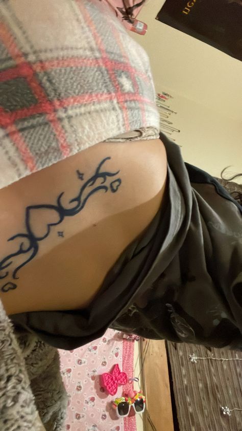 heart fake tattoo tramp stamp <3 Swag Tattoo, Emo Tattoos, Waist Tattoos, Black Girls With Tattoos, Tattoos For Black Skin, Cute Tiny Tattoos, Dope Tattoos For Women, Cute Tattoos For Women, Discreet Tattoos