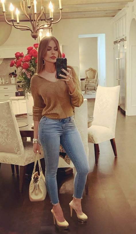 Modest Jeans Outfit, Sofia Vergara Style, Sophia Vergara, Capsule Wardrobe Casual, Mommy Outfits, Beach Pic, Soft Dramatic, Sofia Vergara, Fancy Outfits