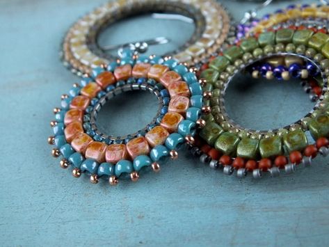 How to make "Circles" earrings - Rutkovsky Beads Jewelry Ideas, Simple Bead Earrings, Beaded Circle, Jewelry Making Instructions, Twin Beads, Cube Beads, Seed Bead Tutorial, Beaded Jewelry Designs, Beaded Earrings Patterns