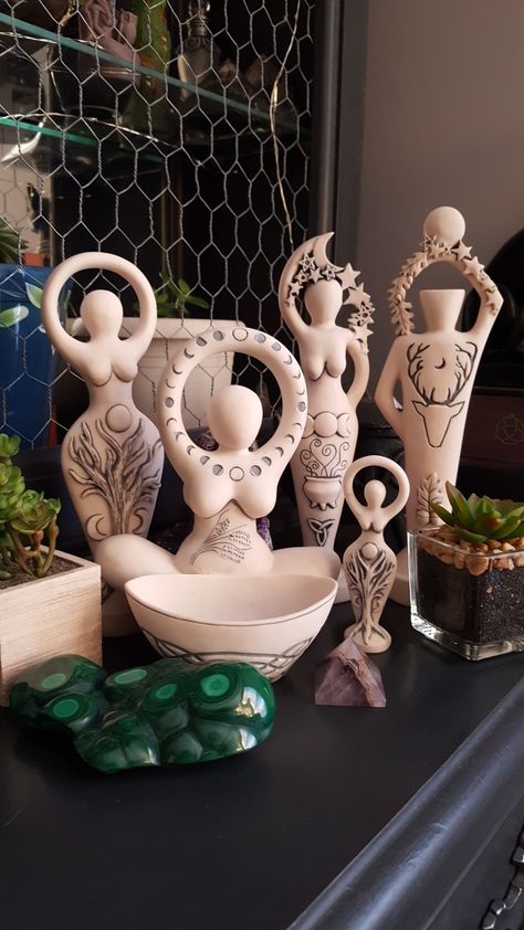 Spiritual Clay Ideas, Yoga Pottery Ideas, Wicca Home Decor, Pottery With Crystals, Pagan Ceramics, Witch Ceramics, Pagan Pottery, Spiritual Pottery, Ceramic Witches