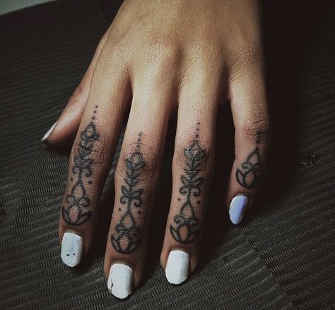 ❤️ Finger Tattoos Thick Lines, Simple Finger Tattoo, Finger Tattoo For Women, Finger Tats, Knuckle Tattoos, Hand And Finger Tattoos, Circle Tattoo, Body Decor, Finger Tattoo Designs