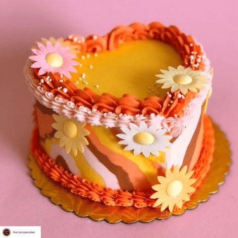 70s Cake, Heart Cake Designs, Vintage Cake Decorating, Vintage Heart Cake, Bolo Vintage, Buttercream Cake Designs, Pastel Cakes, Buttercream Cakes, Fake Cake