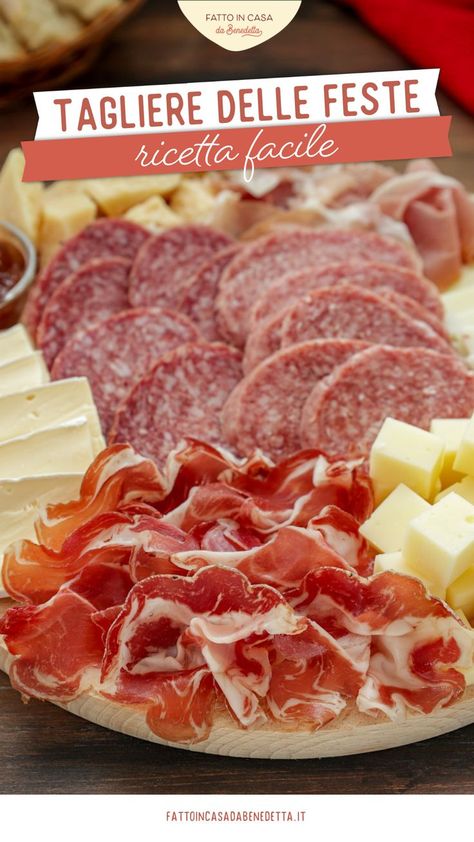 Il Tagliere delle feste è un tagliere ricco e scenografico, da personalizzare come vogliamo e perfetto da servire come aperitivo o antipasto sulle tavolate natalizie. Si può assemblare con i nostri salumi e formaggi preferiti e completare con frutta, marmellate e confetture e quello che più ci piace. Cooking And Baking, Lunch Box, Snacks, Baking