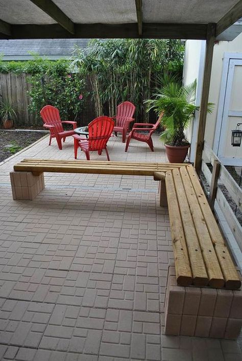 Furniture L Shaped Cream Cinder Block Bench With Soft Yellow Wood ... Outdoor Corner Bench, Timber Bench Seat, Cinder Block Furniture, Design Per Patio, Diy Bank, Cinder Block Bench, Outdoor Bench Seating, Cheap Patio Furniture, Diy Outdoor Seating