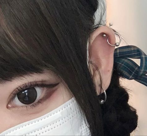 Lobe Piercings Ideas, Piercing Ideas Daith, Piercing Ideas Cartilage, Helix Piercing Ideas, Korean Makeup Trends, Ear Piercing Ideas, Piercings Ideas, Asian Makeup Looks, Doll Eye Makeup