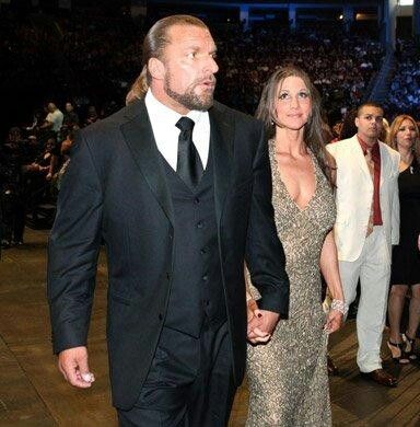 Legendary WWE Superstar Triple H (Paul Levesque) and his wife Stephanie McMahon arriving at the 2009 WWE Hall of Fame ceremony in Houston, Texas #WWE #WWEHOF #WrestleMania #wwecouples #wwewives #wwewags Wwe Stephanie Mcmahon, Wwe Superstar John Cena, Wwe Couples, Wwe Hall Of Fame, Female Sports, Stephanie Mcmahon, Wwe Legends, Triple H, Wwe Wrestlers