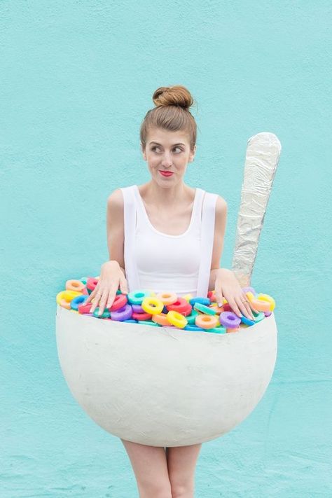 DIY Cereal Bowl Costume Diy Cereal, Easy Homemade Halloween Costumes, Halloween Costumes 2016, Diy Costumes Women, Best Friend Halloween Costumes, Food Costumes, Diy Costumes Kids, Homemade Halloween Costumes, Diy Halloween Costumes Easy