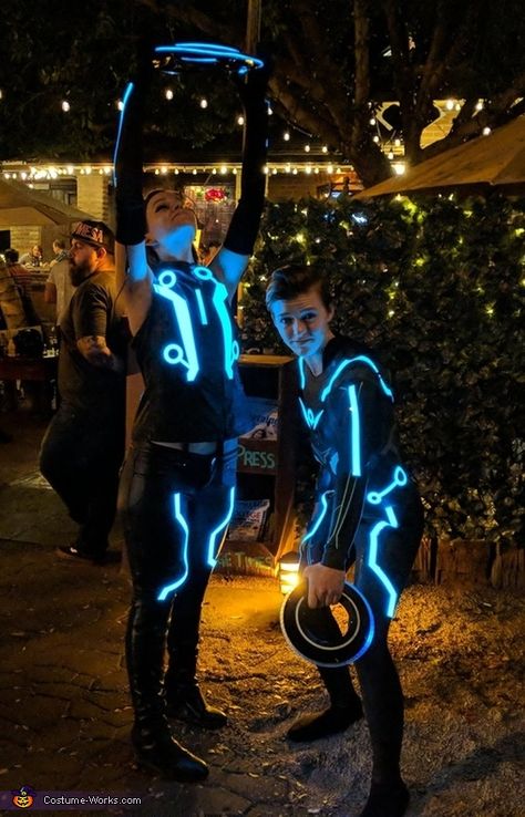 Tron Costume Alien Costume Women, Tron Costume, Last Minute Costume Ideas, Costume Last Minute, 2017 Halloween Costumes, Futuristic Costume, Space Costumes, Costumes For Couples, Last Minute Costume