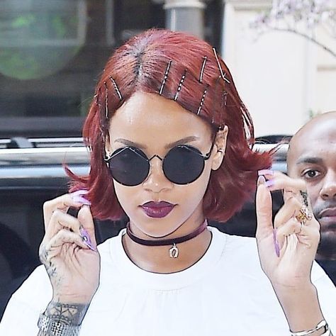 Red Hair Spring, Rihanna Red Hair, 90s Grunge Hair, Maroon Hair, Hair Spring, Popsugar Beauty, 90s Hairstyles, Rihanna Fenty, Penteado Cabelo Curto