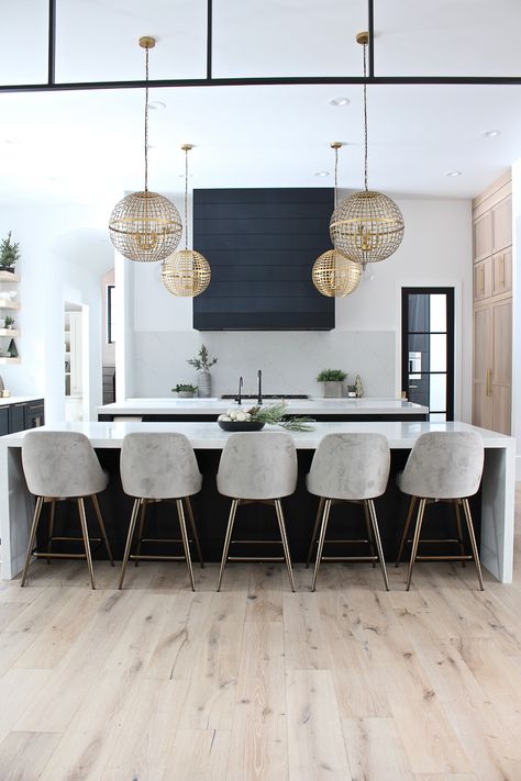 The Forest Modern Christmas Home Tour: The Kitchen - The House of Silver Lining The Forest Modern, The House Of Silver Lining, House Of Silver Lining, Casa Country, Kitchen Glass, Black Cabinets, Trendy Kitchen, Cabinets Kitchen, Silver Lining