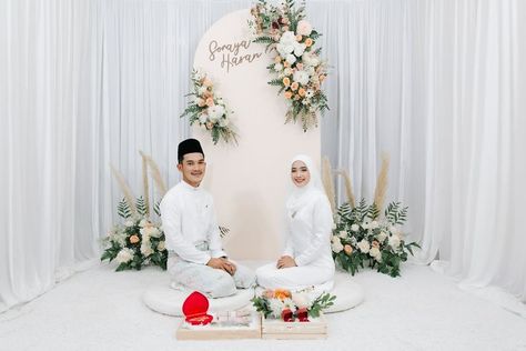 Simple Engagement Decorations Backdrops, Decor Lamaran Simple Di Rumah, Mirror Backdrop Wedding, Diy Dekorasi Lamaran Simple, Dekor Nikah Simple, Dekor Tunangan Simple, Background Lamaran Simple, Dekor Pelaminan Simple, Decor Lamaran Simple