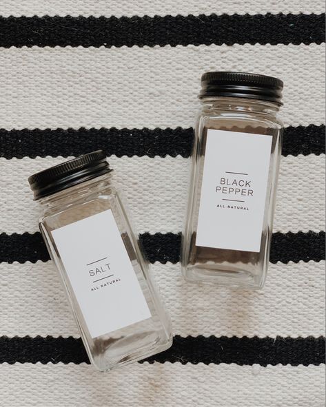 Room Decor Bedroom Rose Gold, Diy Spice Jars, Spice Gift Box, Spices Photography, Modern Country Living, Spice Jar Labels, Spice Gift, Minimal Living, Scandi Home