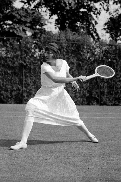 Wimbledon Tennis Style Best And Worst On-Court Fashion Through The Ages (Vogue.co.uk) Suzanne Lenglen, Court Outfit, Wimbledon Fashion, Wimbledon Tennis, Professional Tennis Players, Playing Tennis, Lawn Tennis, Jean Harlow, Vintage Tennis