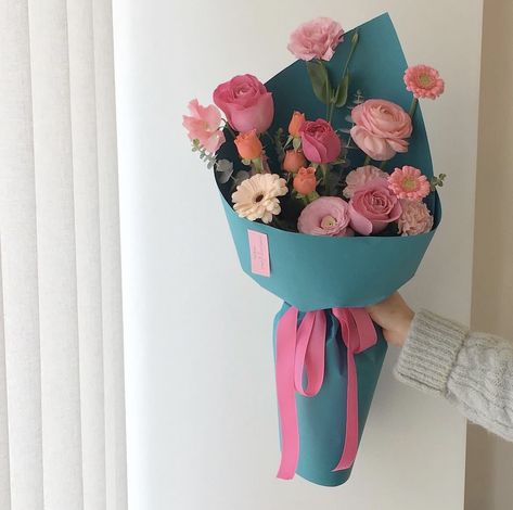 Single Flower Bouquet, Flower Shop Design, Diy Bouquet Wrap, Flower Bouquet Diy, Flower Gift Ideas, Boquette Flowers, Flower Business, Flower Boutique, A Bouquet Of Flowers