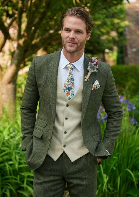 Tweed, forest green, three-piece suit with floral tie Tweed Suit Wedding, Tux Prom, Tweed Groom, Green Tweed Suit, Blue Check Suit, Green Suit Men, Tweed Jacket Outfit, Mohair Suit, Brown Tweed Suit