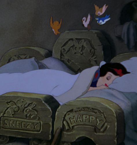 Snow White sleeping in the Dwarfs' Cottage Snow White 1937, Snow White Seven Dwarfs, Snow White Disney, Sette Nani, Snow White And The Seven Dwarfs, The Seven Dwarfs, Walt Disney Pictures, Art Disney, Old Disney